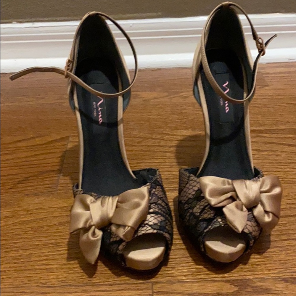 Nina New York Gold & Black satin Peep shoes sz 8.5